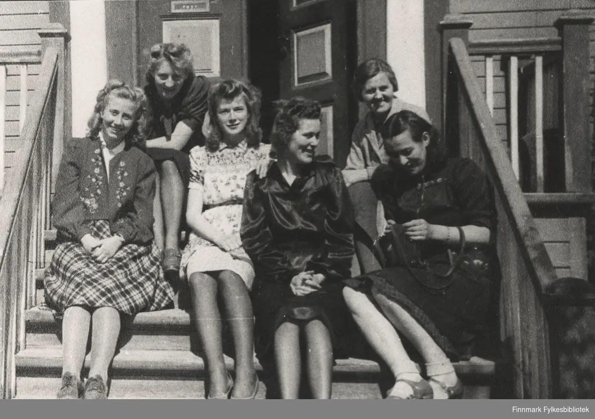 Gruppebilde av seks kvinner på trappa til Finnmark veikontor i Vadsø, 1943. Fra venstre: Bjørg Johansen, Martha Joki, Signe Norvik, Karen Dahl, Caroline Jahn fra Lebesby og Mimmi Kling Mathisen.