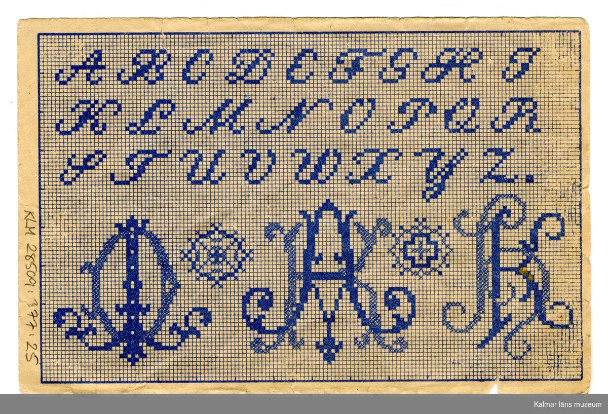 KLM 28509:377:25. Mönster, broderimönster. Av papper. På ena sidan ses två tryckta motiv i färg, föreställande olika korsstygnsmönster. På andra sidan ses alfabetet A-Z i blått.