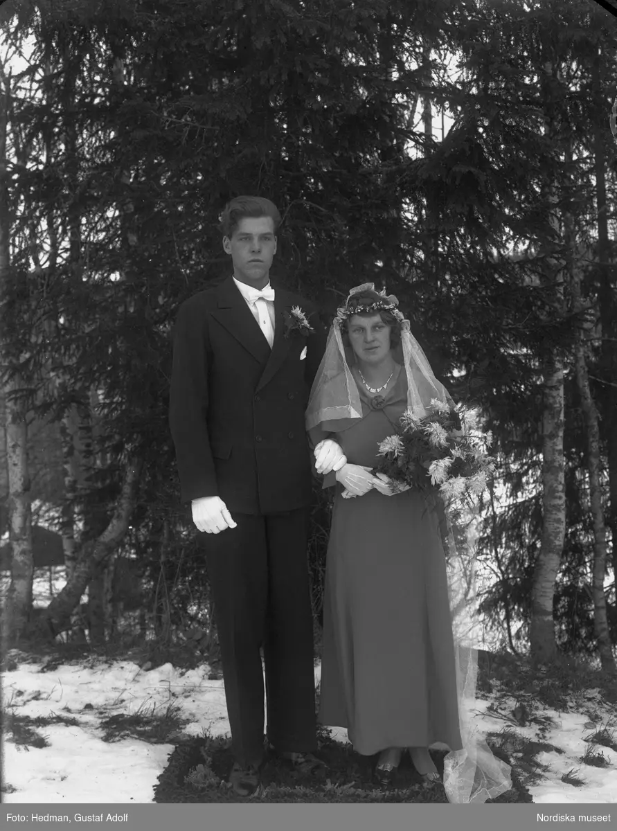 Bror och Astrid Johanssons bröllopsfoto ute i skogskanten. Snö.