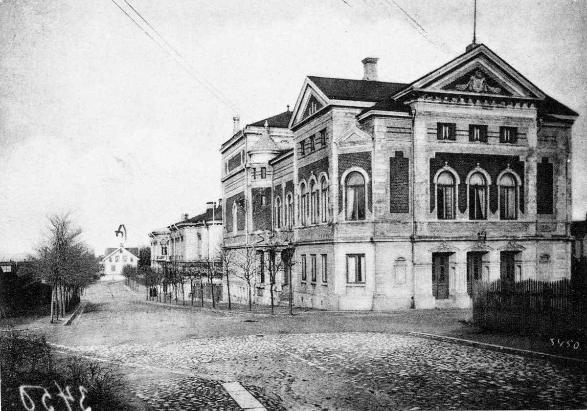 Varbergs teater i korsningen Kungsgatan-Engelbrektsgatan (kv Komedianten 4). Teatern uppfördes 1895 och arkitekt var Lars Kellman. Entrén förlades till Engelbrektsgatan 5.  I bakgrunden skymtar de s k Tvillinghusen, ett i kv Komedianten 1 och ett i kv Prostlyckan 4.