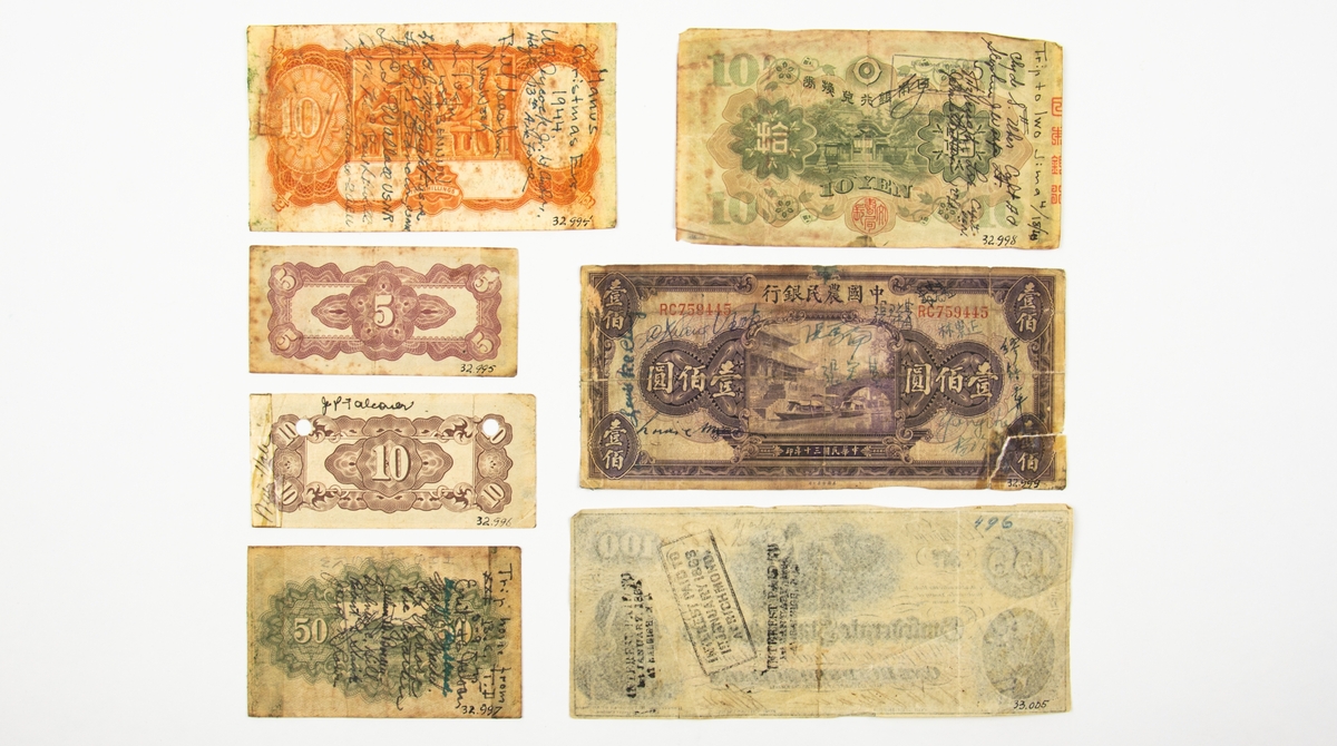 Olika sedlar från filera olika länder med påskrivna autografer.