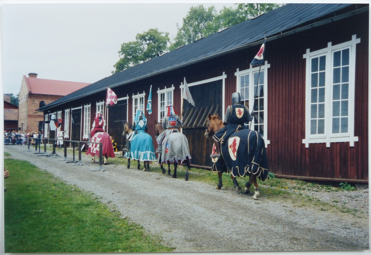 Västgöta lekar på Forsviks bruk. Medeltida tävlingar 25 augusti 2001. Hästburna riddare