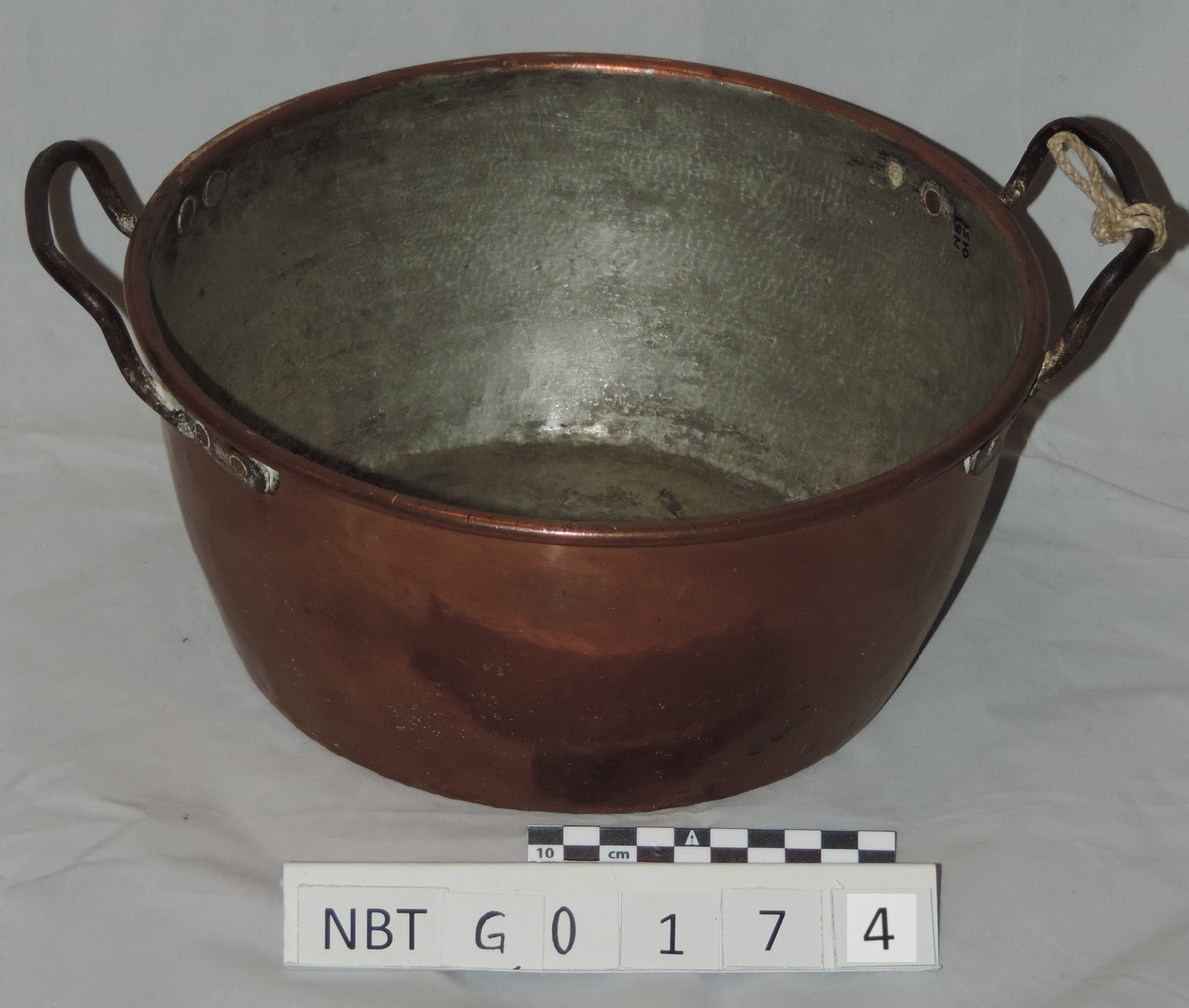Grytesett bestående av 1 kaffekjele og 3 gryter i kobber. Gitt i bryllupsgave til ekteparet Ødeggard i 1915.