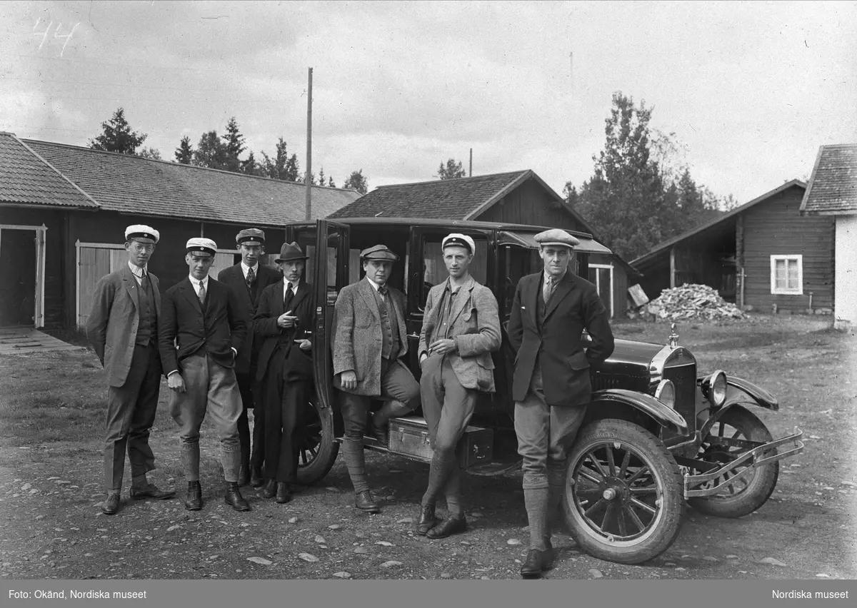 Sigurd Erixon tillsammans med deltagarna i Nordiska museets dokumenteringsexpedition till Västerdalarna 1926.