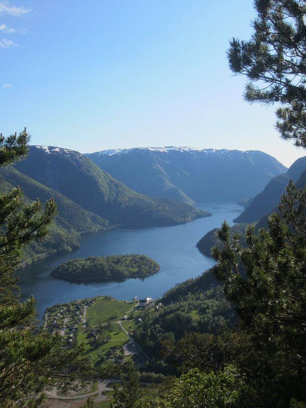 Oversikt over Matre og Matrefjorden. Utsikt frå Litlefjellet.