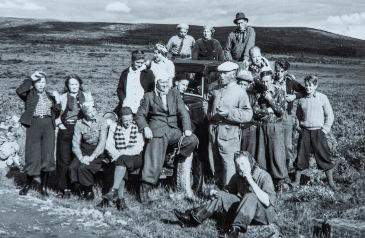 På multetur med personalet i Hamar Koop til Gamleskolla under krigen. Bestyrer Ditlefsen med hvit caps i midten foran