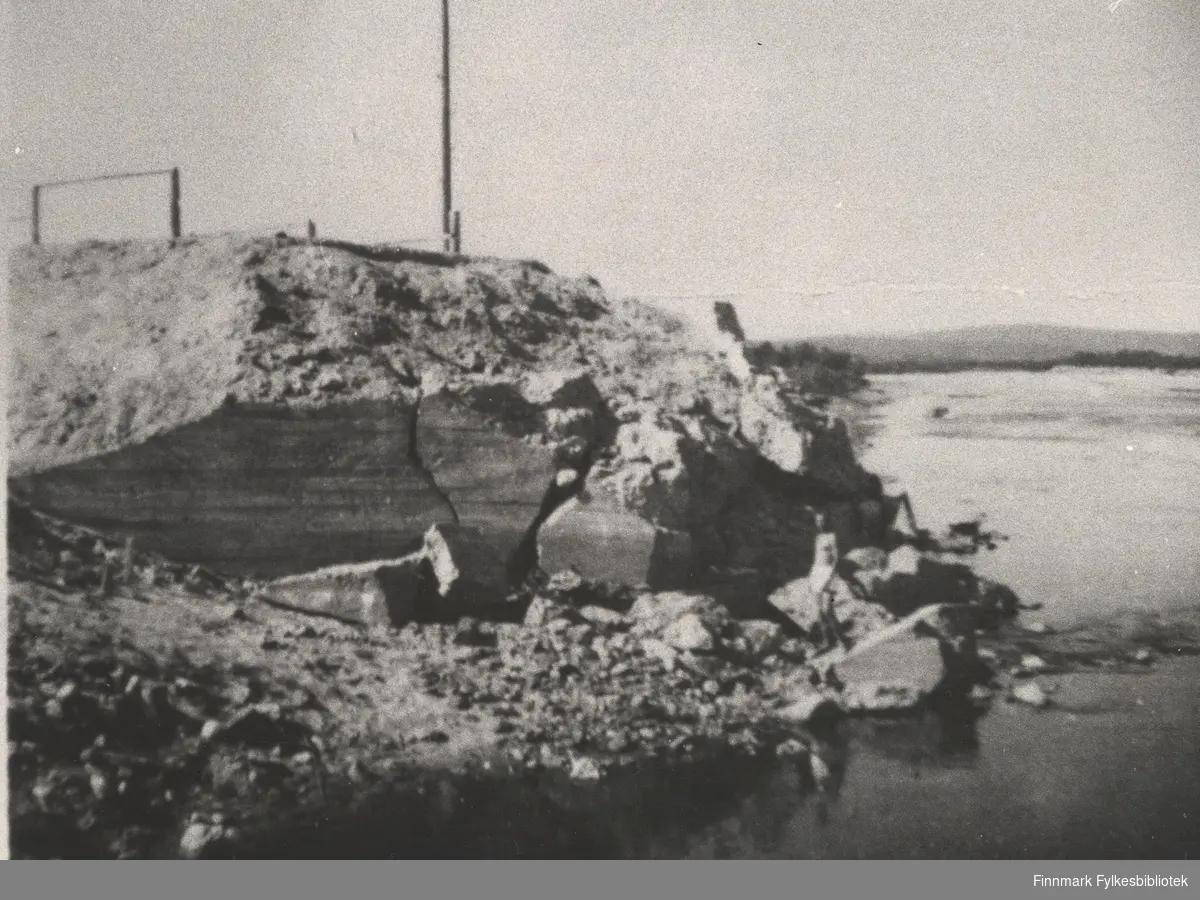 Her ser man antagelig restene etter en bru i Anarjohka, 1947.
