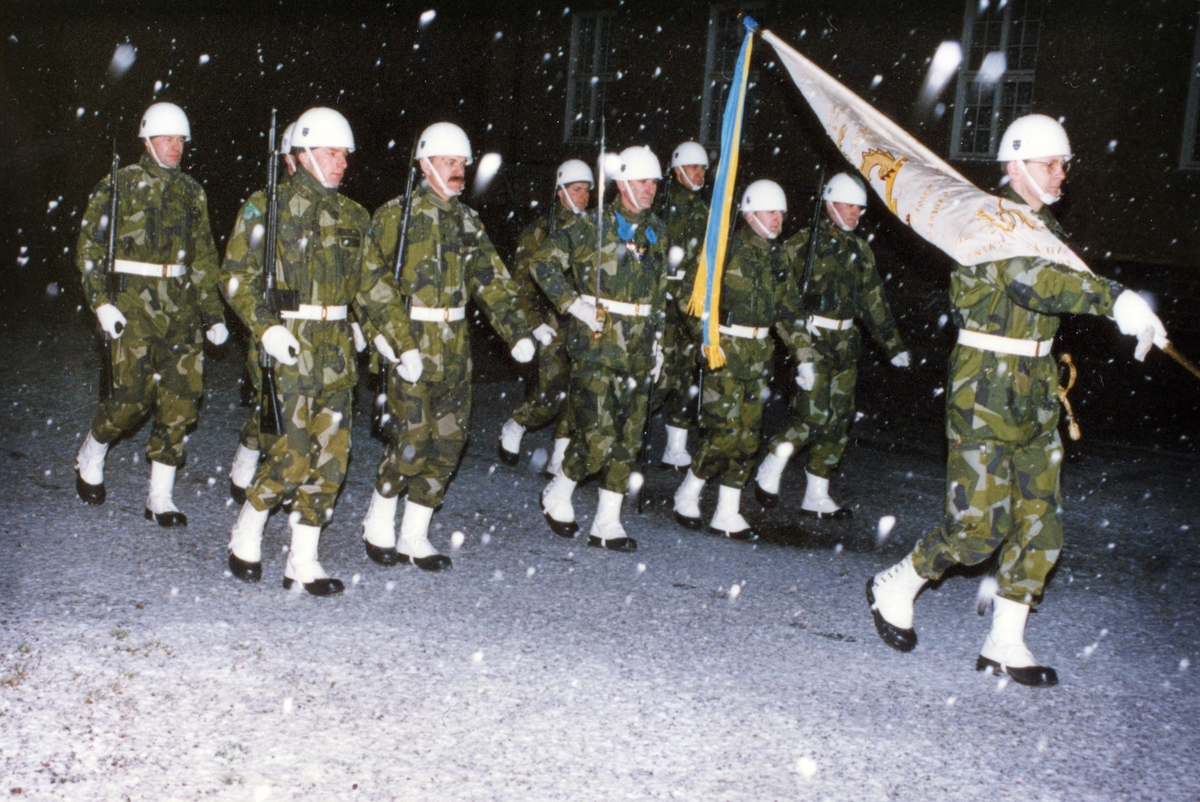 Fanvakten med officerare ur regementet och Magnus Runqvist som fanförare. Nedläggningsdagen av I4 den 30. december 1997. Avslutningsceremoni på kaserngården sen eftermiddag i mörker med eldar, strålkastare och ett kraftigt snöfall som bidrog till en mycket speciell stämning. 
Livgrenadjärregementet (I 4/Fo 41) var ett infanteriförband inom svenska armén som verkade i olika former åren 1928–1997. Förbandsledningen var förlagd i Linköpings garnison i Linköping. Försvarsområdesstaben vid Livgrenadjärregementet avvecklades den 31 december 1997 vilket i praktiken innebar att även regementet avvecklades.