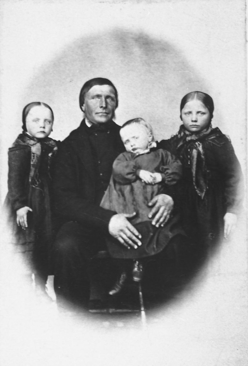 Visittkort, mann med 3 barn, Ole Kalbækken med Ingeborg, Marit og Sigrid. 