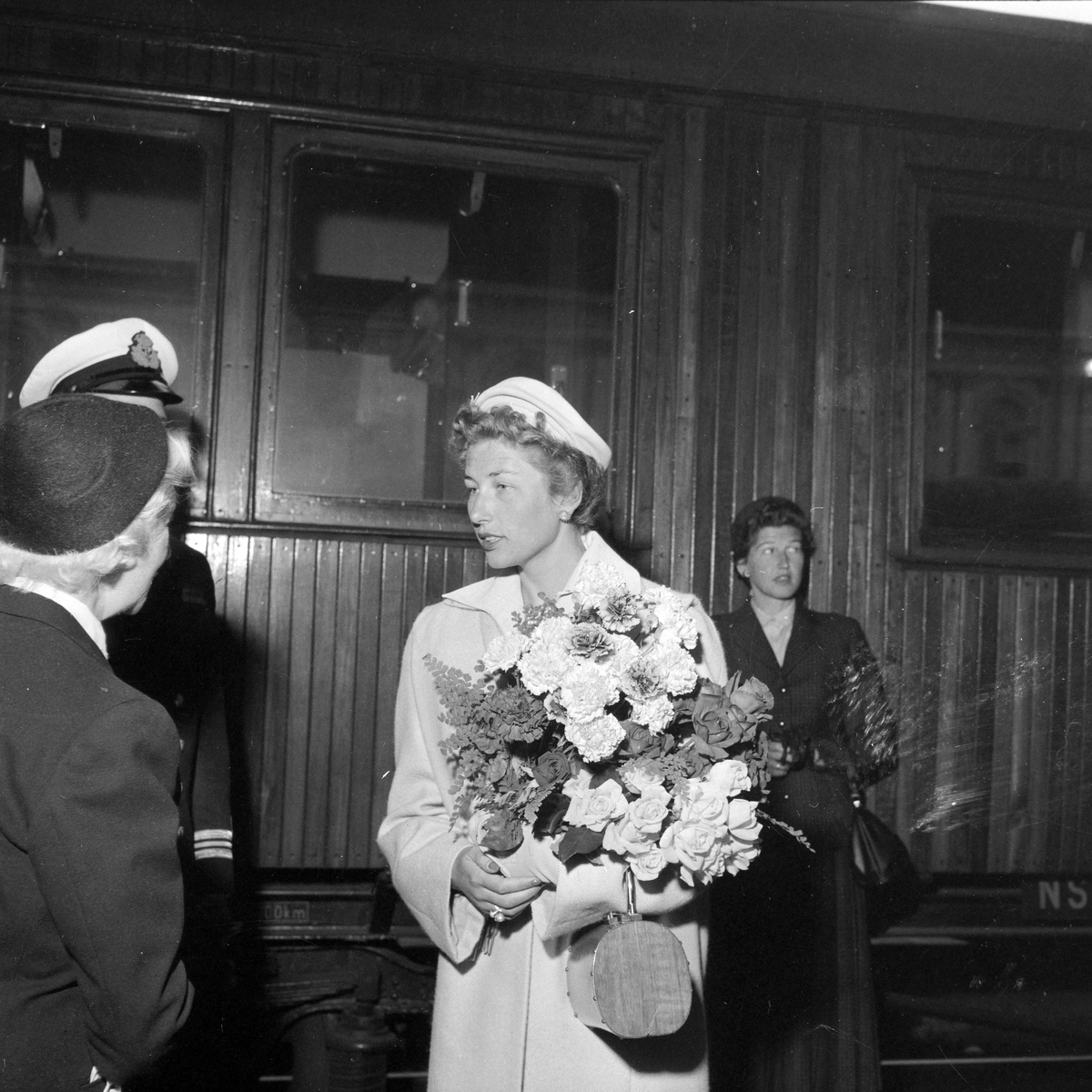 Kronprins Olav og prinsesse Astrid ankommer Trondheim