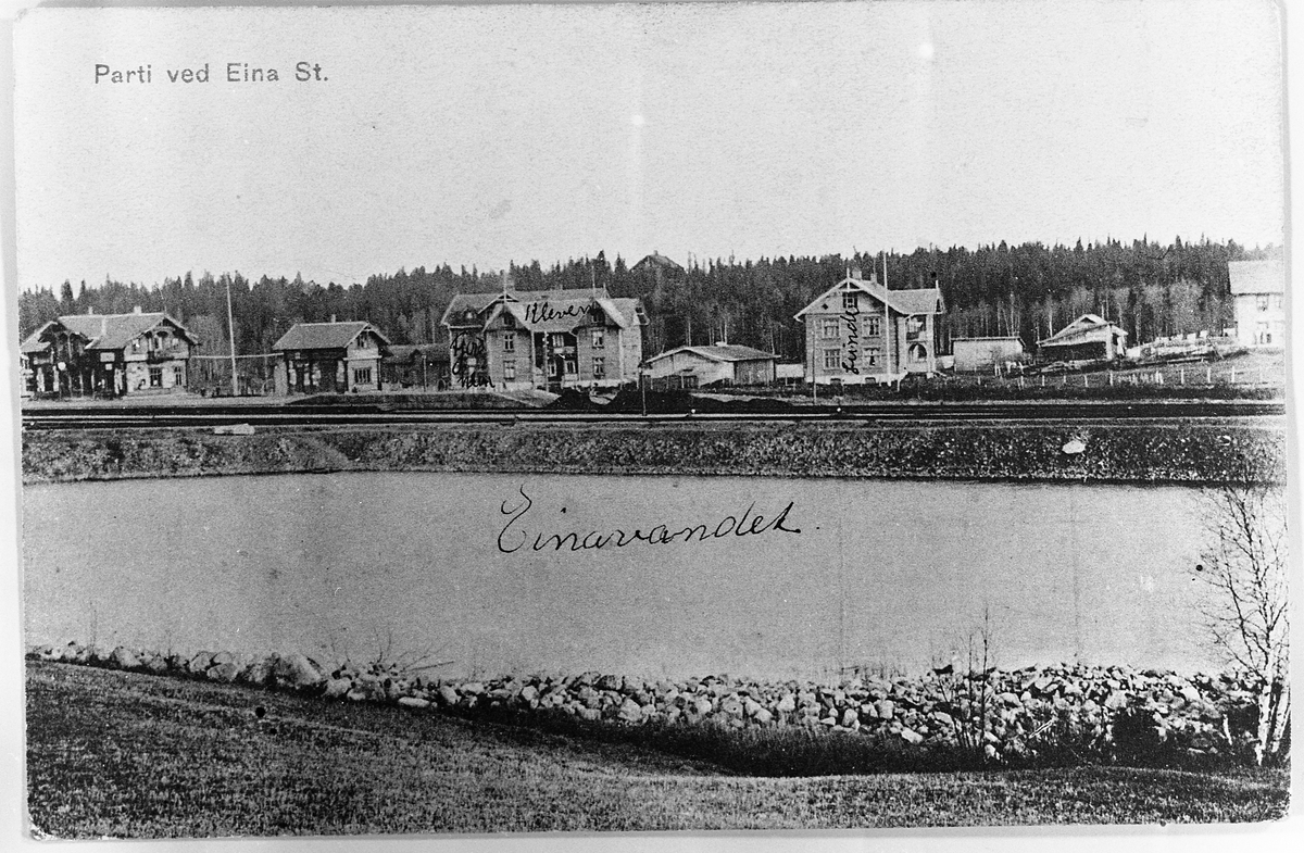 Postkort fra ca. 1908 som viser Eina stasjon lengst til venstre.