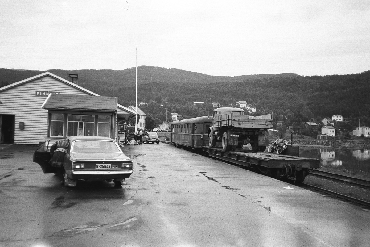Sulitjelmabanens motorvogn SULITELMA med persontog til Lomi på Finneid stasjon. Godsvogn litra Tso nr. 78 med lastebil og moped henger bak