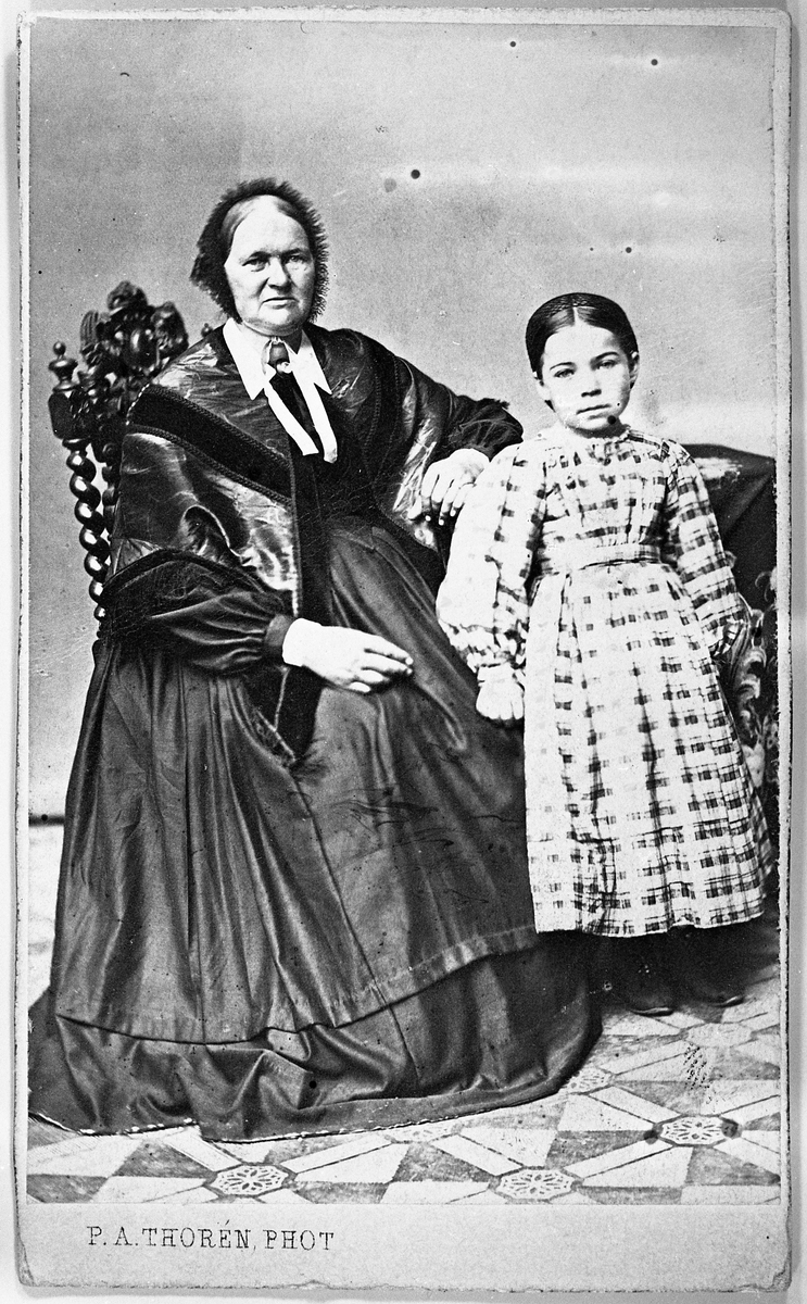 Helfigurs portrett av Mathea Prestesæter og hennes bestemor, Anne Mathea Olsdtr., mor til Ole Kristian Prestesæter.