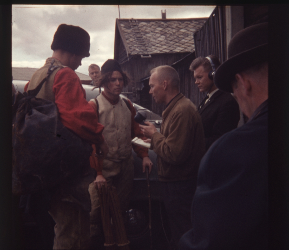 Deltagere på opptog under Bergmannsdag på Røros intervjues av radioreporter, antagelig på 1960-tallet.