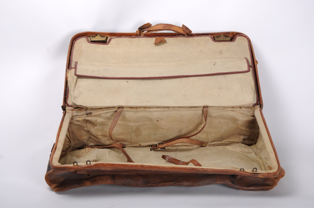 Stor arbeidsveske (legekoffert?) i brunt skinn, fra ca. 1890 iht lapp i veske