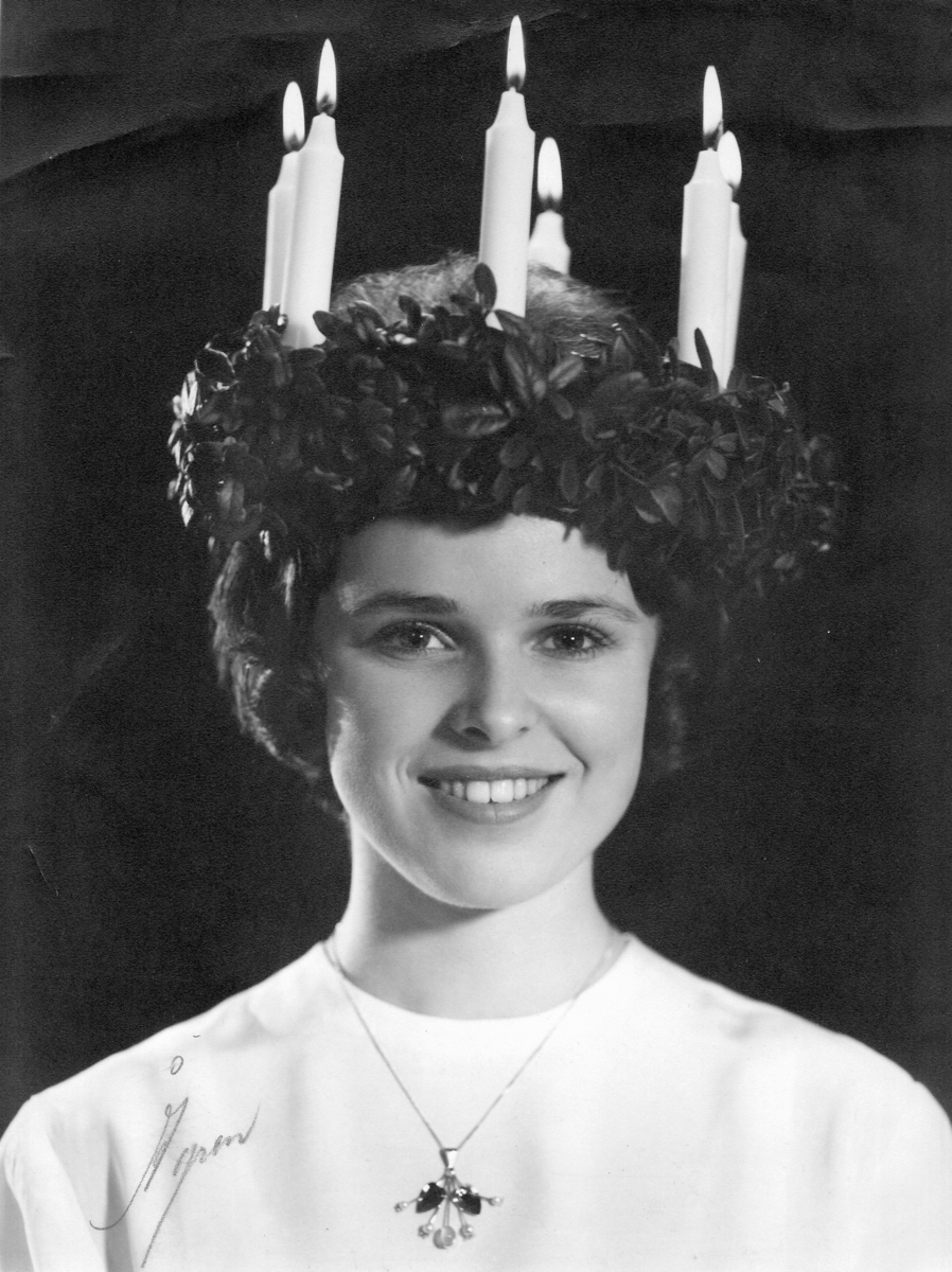 Lucia i Varberg år 1960, Lilian Johanson. Porträtt av tonårsflicka/ung kvinna med luciakrona.  Hon har ett smycke kring halsen, troligen "Luciasmycket").