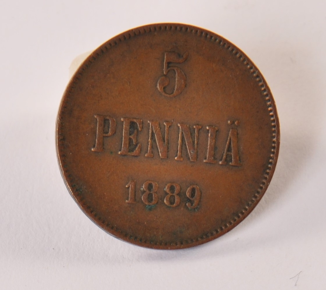 Finsk mynt av bronse. Reversen: 5 penniä 1889. Aversen: monogram Tsar Alexsander III