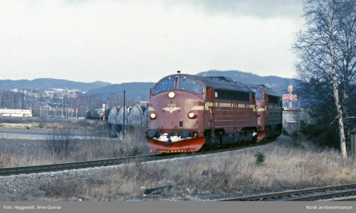To diesellokomotiver type Di 3 med Di 3 626 fremst, med godstog fra Bodø til Trondheim ved Hell stasjon