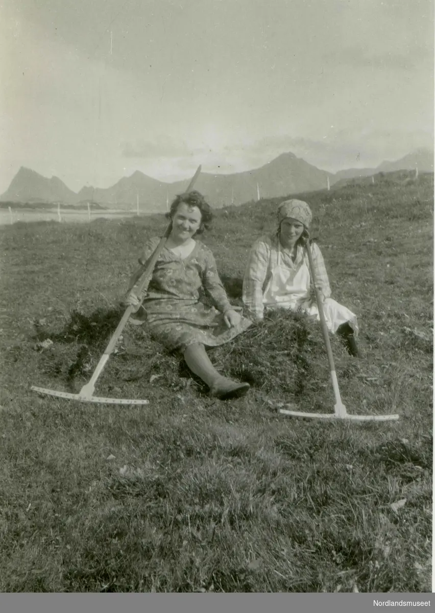 To kvinner på slåttmarka på Holkestad. Agnes (f. 1894) Andersen og svigerinnen Alma Petrine Aminda (f. 1901) Andersen.