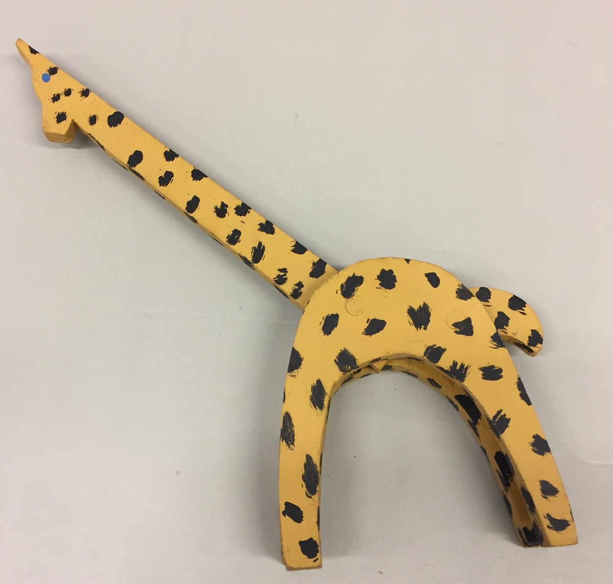 Heimelaga giraff i tre. Måla i gult og svart.