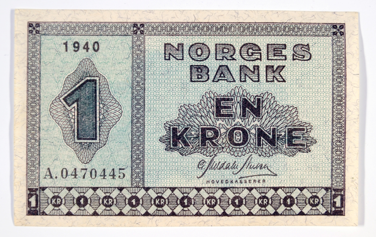 En 1-krone seddel fra 1940. På forsiden (advers) er det svart trykk på blågrønn bakgrunn. Seddelen er inndelt i to felt med ornamental ramme. I feltet til venstre er det valørangivelse, årstall og sereinummer. I feltet til høyre står det "Norges Bank", "En Krone" og signaturen til hovedkasserer Georg Meldahl Nielsen. På baksiden (revers) er det blågrønt trykk. Det er en vignett med valørangivelse på 1 krone. Seddelen er av hvitt sortfibret papir uten vannmerke. Nødseddelen fra krigen er ribbet for referanser til det norske kongehus, norsk riksvåpen eller andre norske symboler.