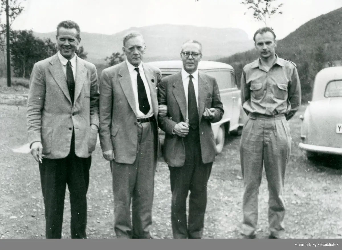 Fra venstre: Overingeniør Bjarne Stav, ukjent ?, veisjef Johannes B. Irgens og avdelingingeniør Svein A. Waagbø i et sted i Finnmark i ca. 1955-1956.