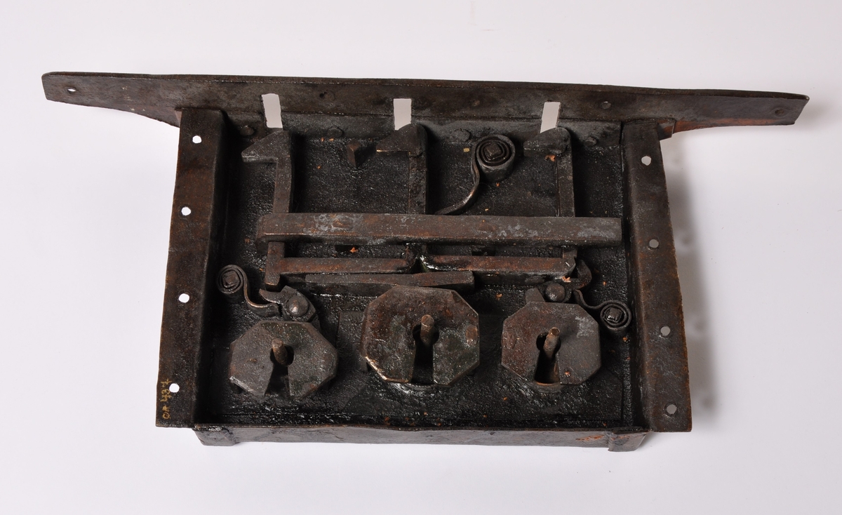 3 nøkkels lås til regimentskasse for regimentets verdipapirer og penger,  kassen ødelagt under siste verdenskrig.