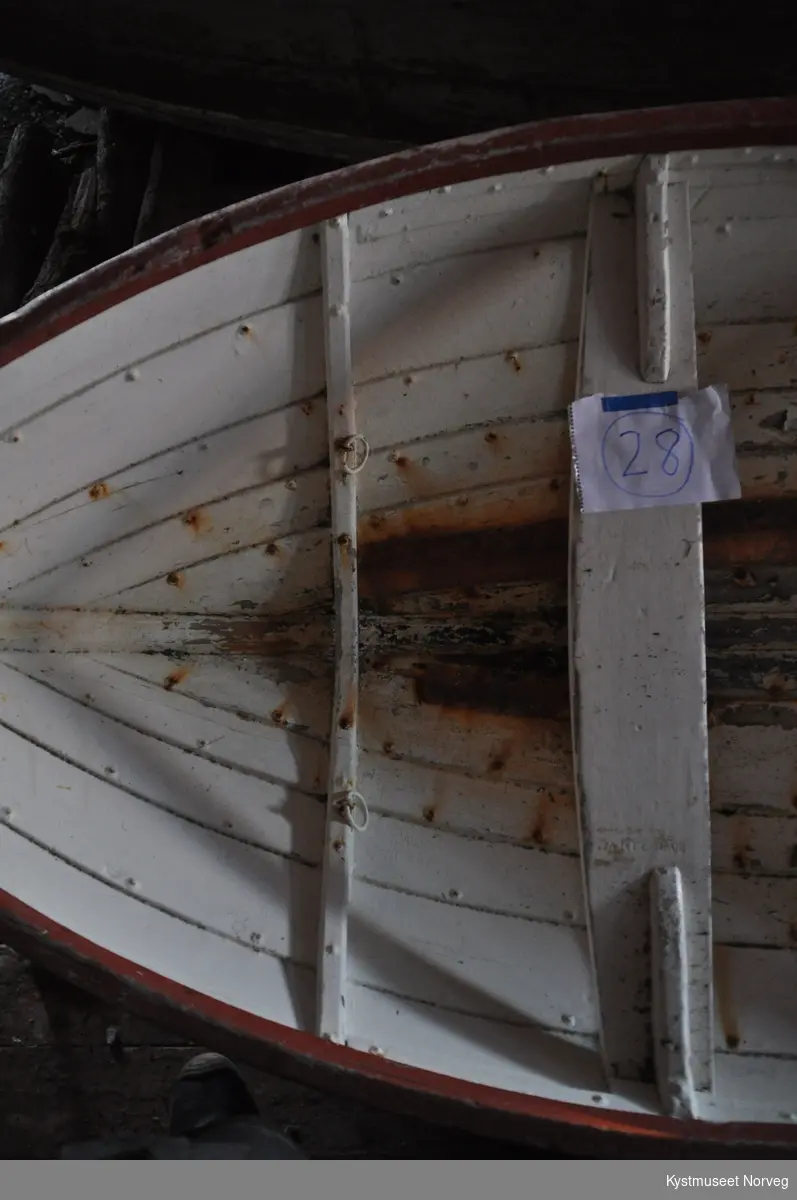 Hekkbåt/ lettbåt
3,81 meter største utvendige lengde
Kan kalle den en 2 roms, ca. 28 to,,er mellom romma.

Hvitmalt innvendig og utvendig
to par årekjeiper
rødmalt ripe
rødmalt kjøl