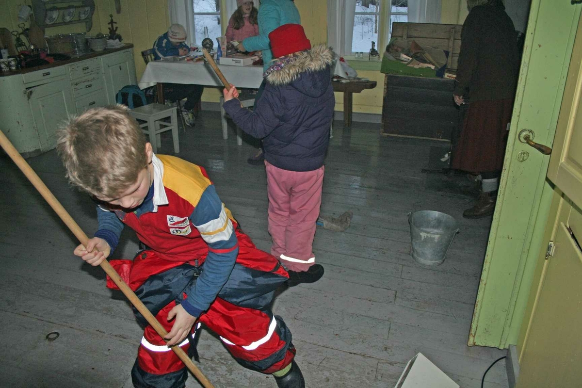 Jul på gamlemåten i Museumsparken 2008. Vaske golv