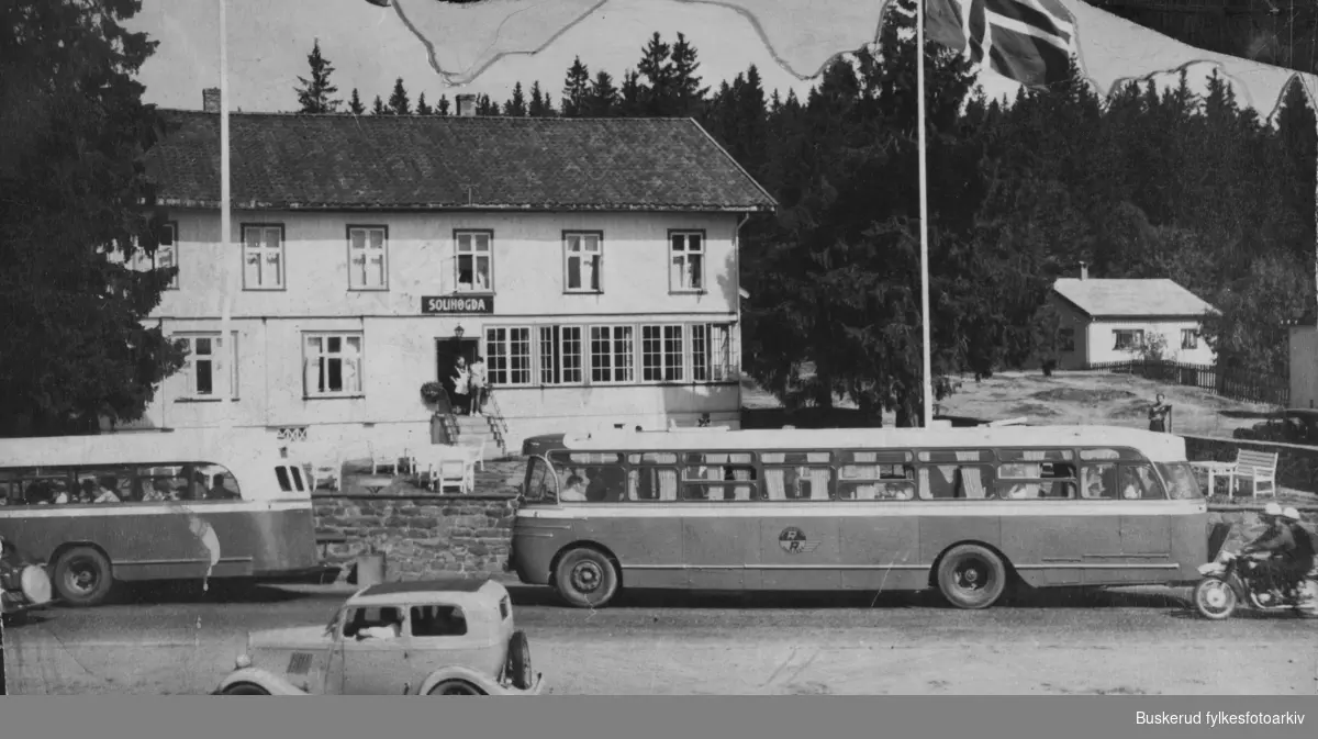 To busser fra Engeseth busslinjer  ved Sollihøgda .Engeseth Busslinjer var et busselskap som holdt til i Hønefoss.I 1925 overtok Engeseth A/S Hønefoss-Osloruten (etablert i 1921)