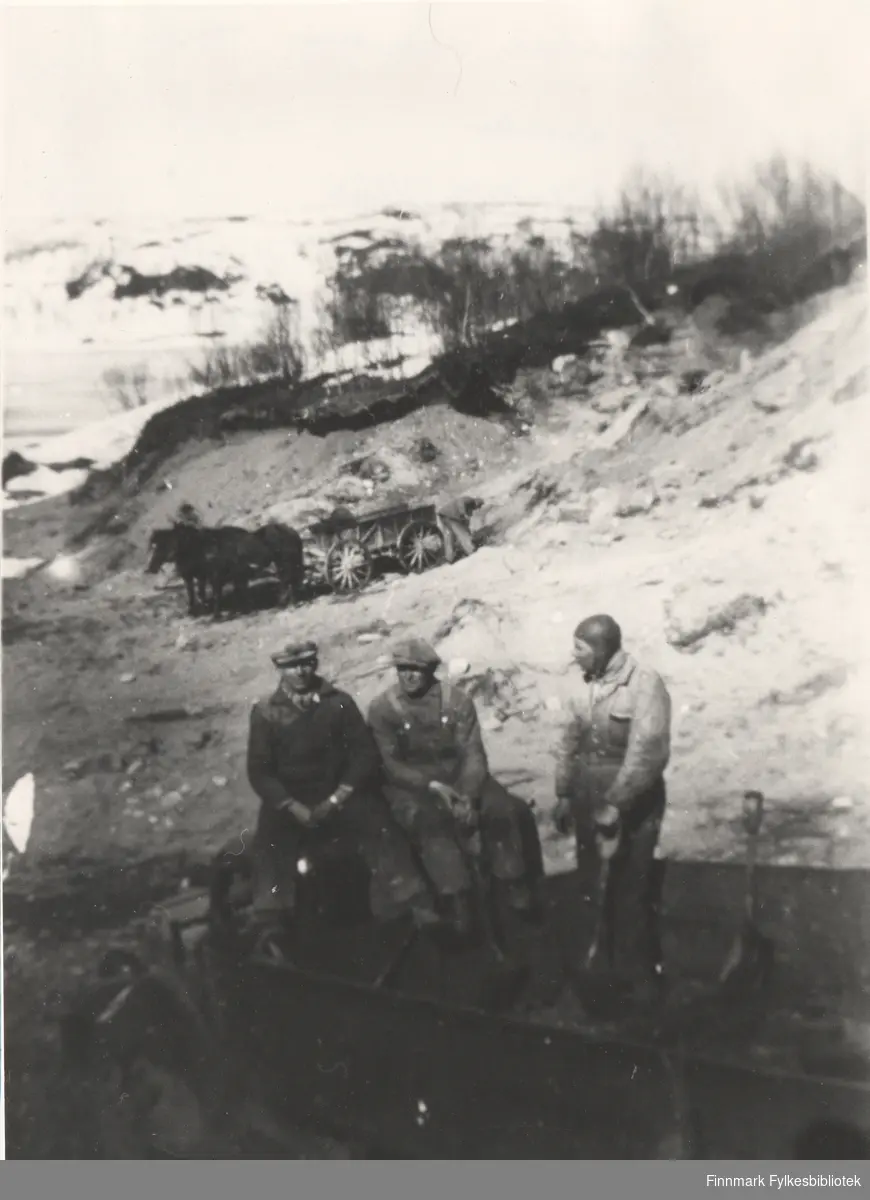 Grustak ved Sandnes, i Sør-Varanger i 1942-1943. Ukjente folk.