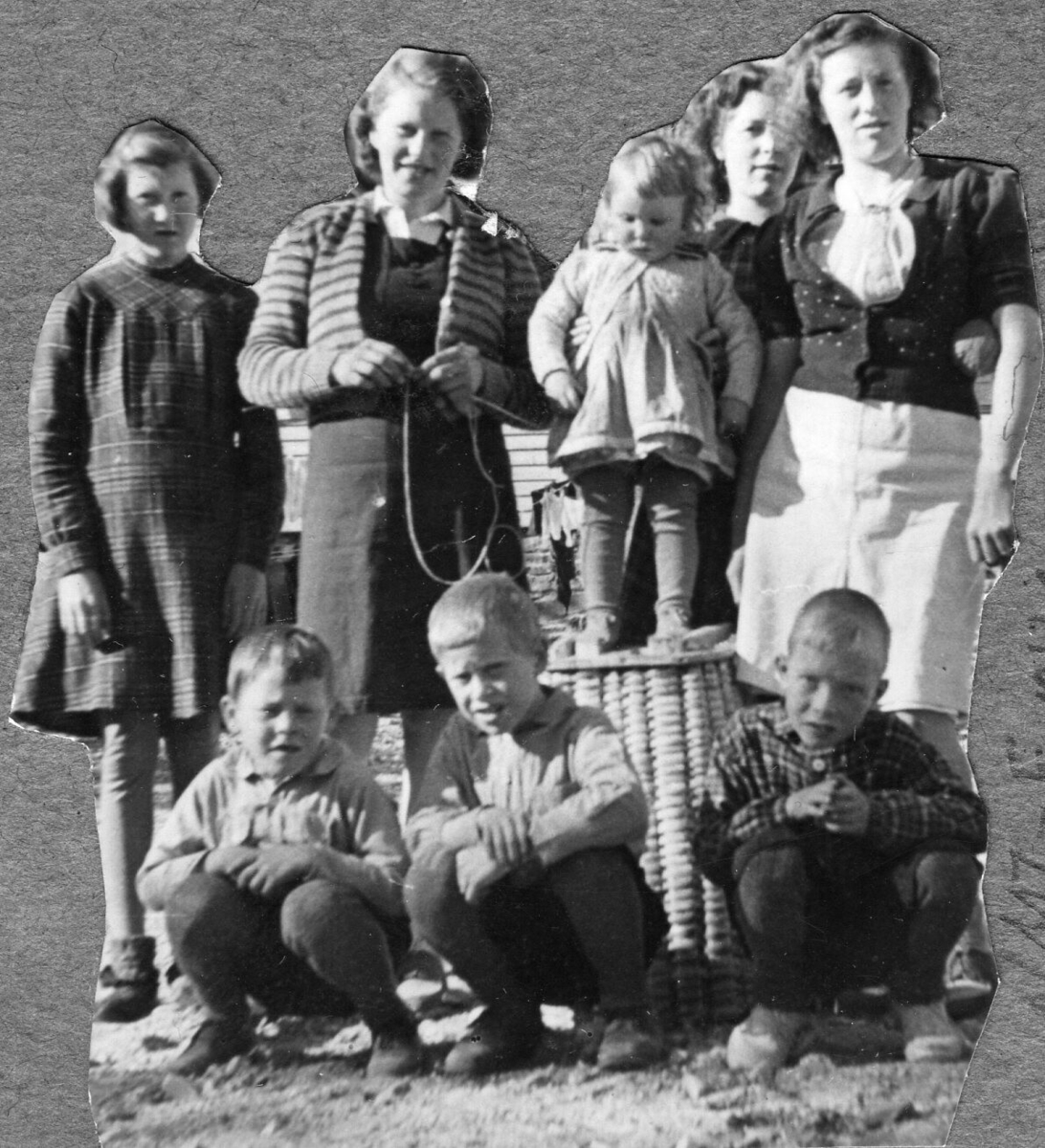 Storetveit skole i Bergen. Utsnitt. 8 barn. F.v. bak: Herborg, Dagny, Judith, Ambjørg, Gerda, Anfinn, Arent, Haldor.