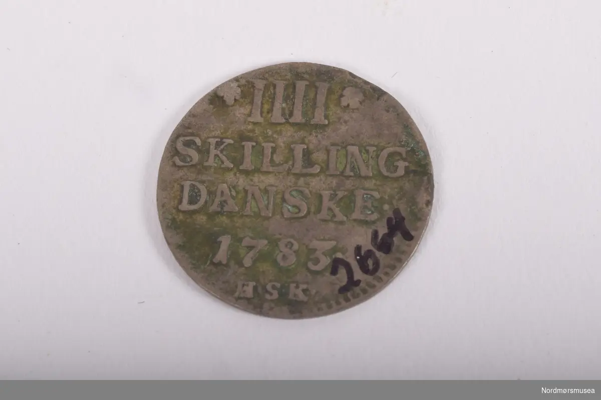 Dansk 4 skilling. På ene siden "IIII skilling Danske 1783 HSK" på den andre siden Christian VII monogram og teksten "D.G.DAN.NOR.VAN.GOT.RE"