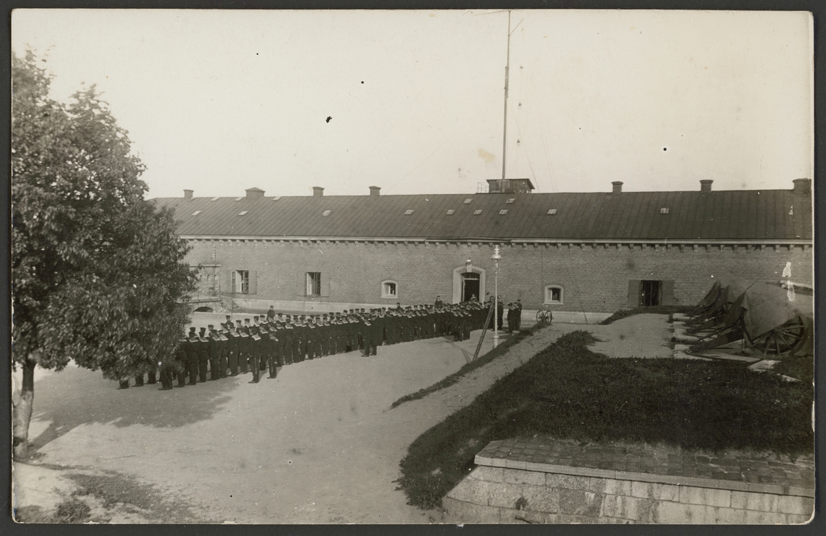 Bilden visar verksamheten från Vaxholms kustartilleri regemente, här uppställning av soldater på Rindö redutts kaserngård.
