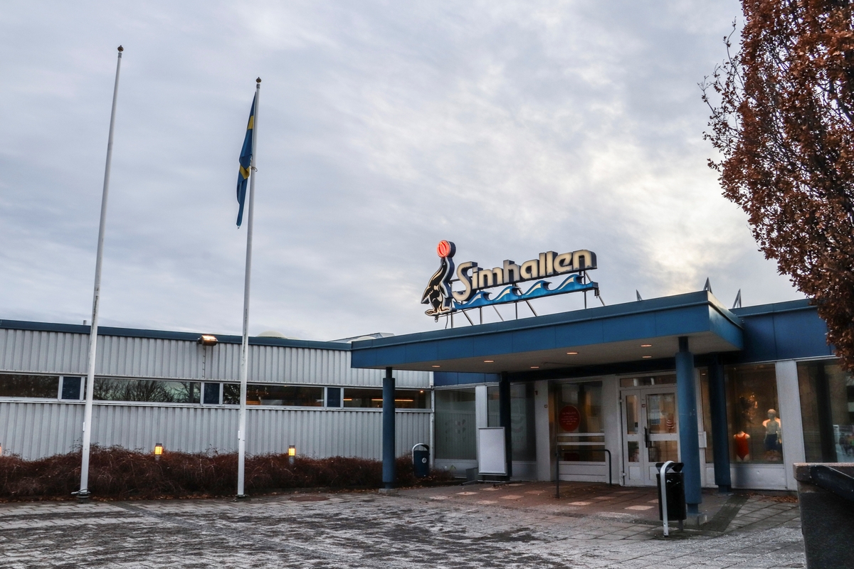 Entrén till simhallen i Linköping mot Hamngatan - Bild Linköping ...