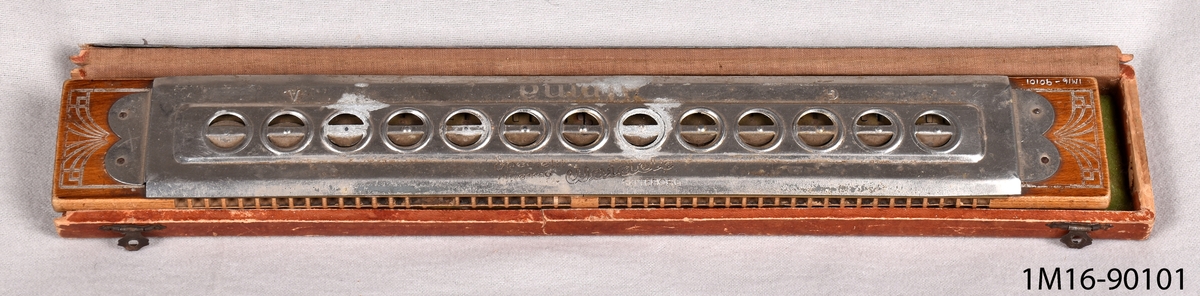 Munspel av trä och metall av märket "Alpina", tillverkat speciellt för Waichle(?svårläst).