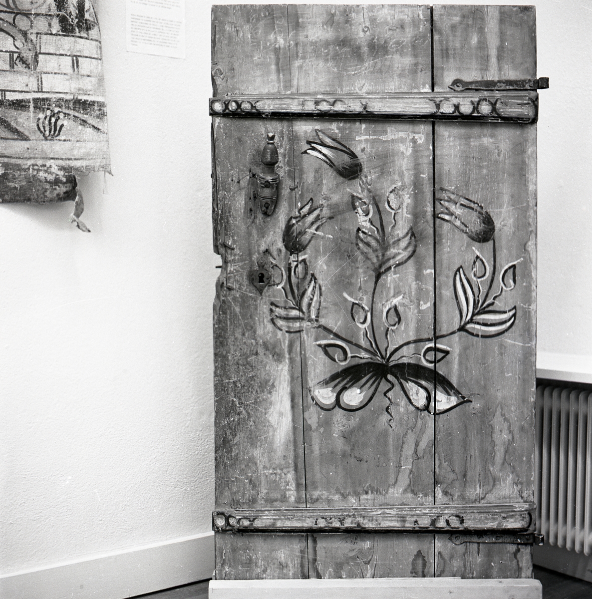 Utställning med dekorationsmålad gammal dörr av trä med smidda handtag och beslag, 18 februari 1966.