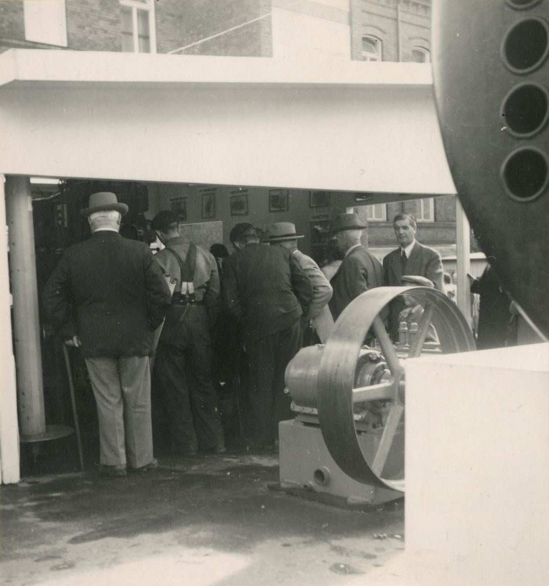 Borås Mekaniska Verkstad visar sina textilmaskiner och kugghjulsautomater vid Boråsmässan 12-21 aug 1949.