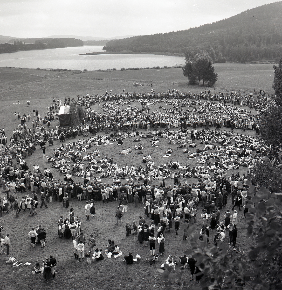 Hälsingehambo Hårga - Järvsö. Dansare och publik bildar cirklar på Hårga äng 1967.