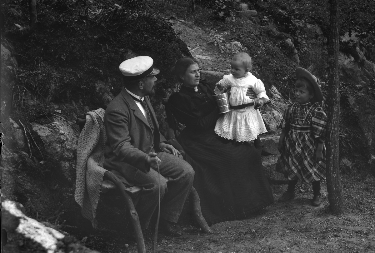 ”Sven och Lotten Scholander  med sina barn Lisa och Sten”. (Möjligen håller Sven en fjärrutlösare till kameran i högra handen)
