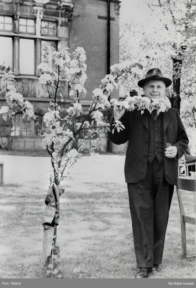 Sigurd Erixon (1888-1968) var etnolog, professor i nordisk och jämförande folklivsforskning vid Nordiska museet och Stockholms högskola 1934-55. Sigurd Erixon ledde 1916-34 Nordiska museets etnologiska fältarbeten, där han även fotograferade.