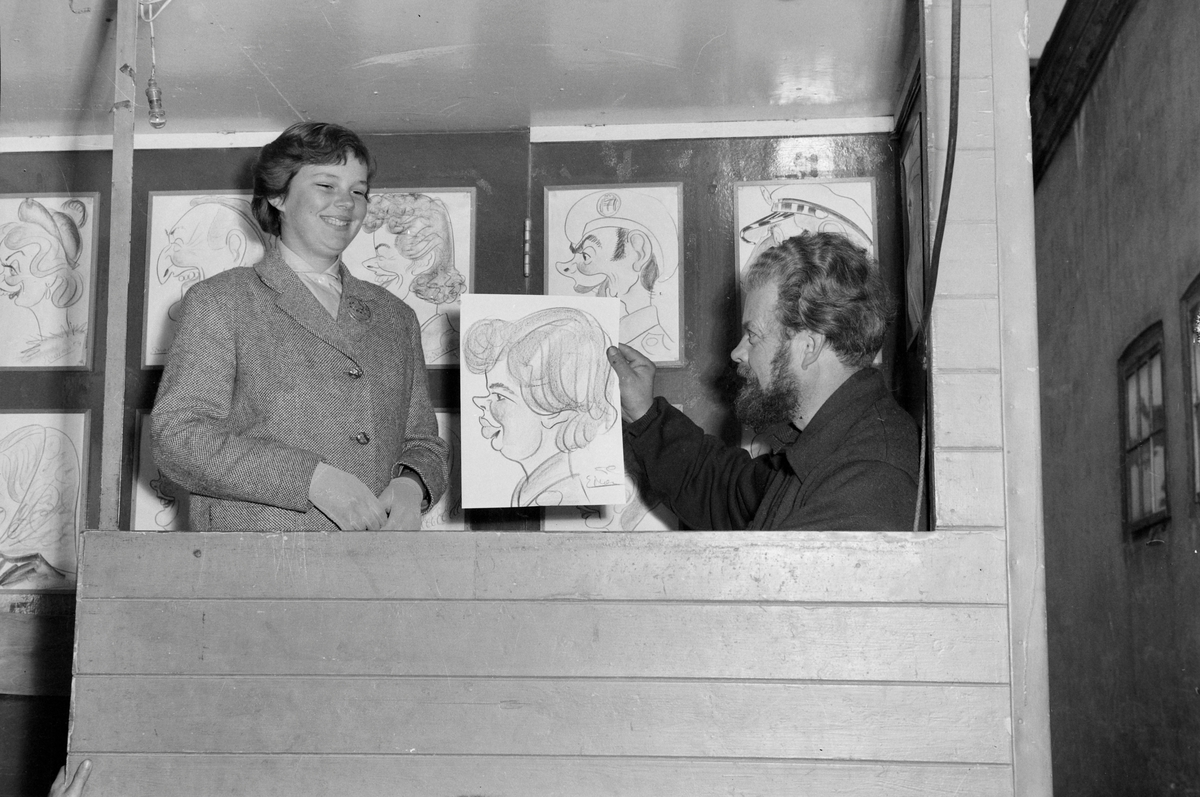 Karikaturtegneren Einarson i sin bobil på Torvet