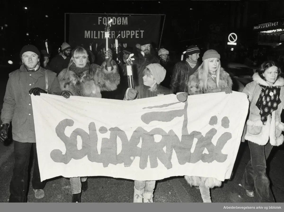 Solidaritet. Polen-demonstrasjon i Oslo. Nummer to fra venstre er den polsk-norske sangerinnen Alexandra «Alex» Sandøy. Desember 1981