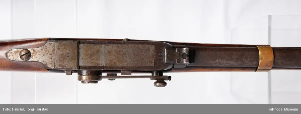 Kammerkarabin - gevær brukt av kavaleriet. To bånds gevær - har to messingbånd rundt løpet. Geværet har en kolbekappe av messing. Mangler reim.
Modell laget i 1857 (antatt ute på prøve), låsekassen har inskripsjon 1858 22 - 1858 er produksjonsår og 22 er produksjonsnummer.
Kaliber: 12 mm. 
Produsert på Kongsberg.