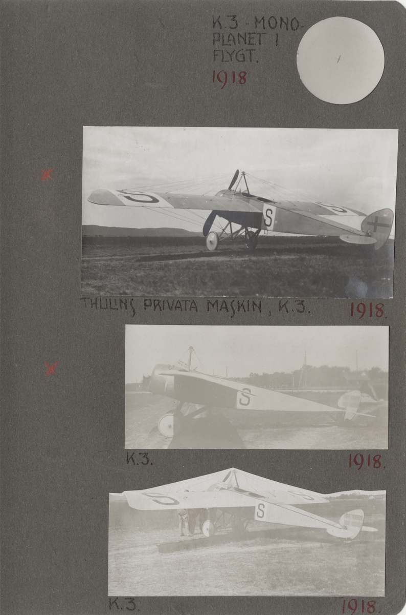 Flygplan Thulin K tillhörande Enoch Thulin står på flygfältet i Ljungbyhed, 1918. Vy snett från sidan.

Text i album: "K. 3. 1918"