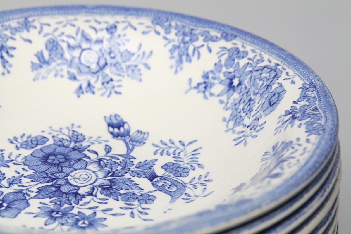 15 hvite, dype tallerkener, dekorert med blått fasanmønster.