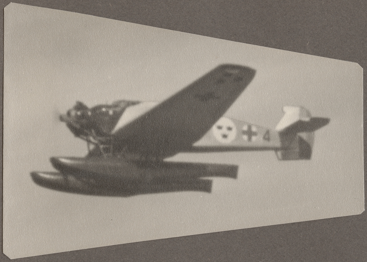 Ambulansflygplan Trp 2, Junkers W 34 märkt nummer 4 i luften. Flygbild, vy nedifrån.
