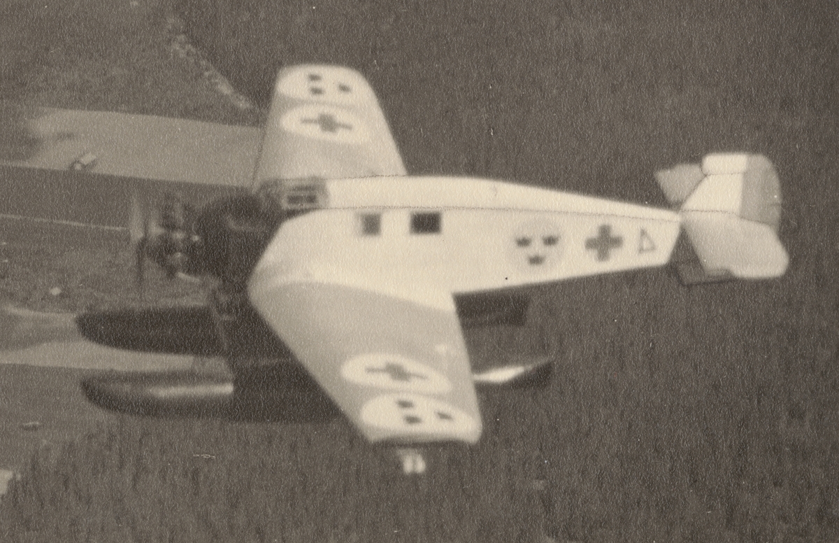 Ambulansflygplan Trp 2, Junkers W 34 märkt nummer 4 i luften. Flygbild, vy snett uppifrån.