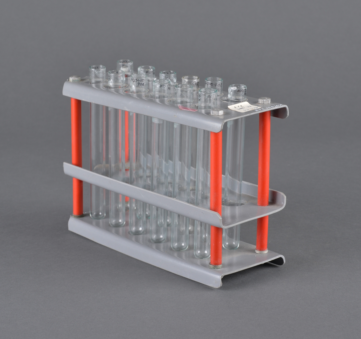 Reagensglass brukt ved laboratorium.
Stativ med 12 glass