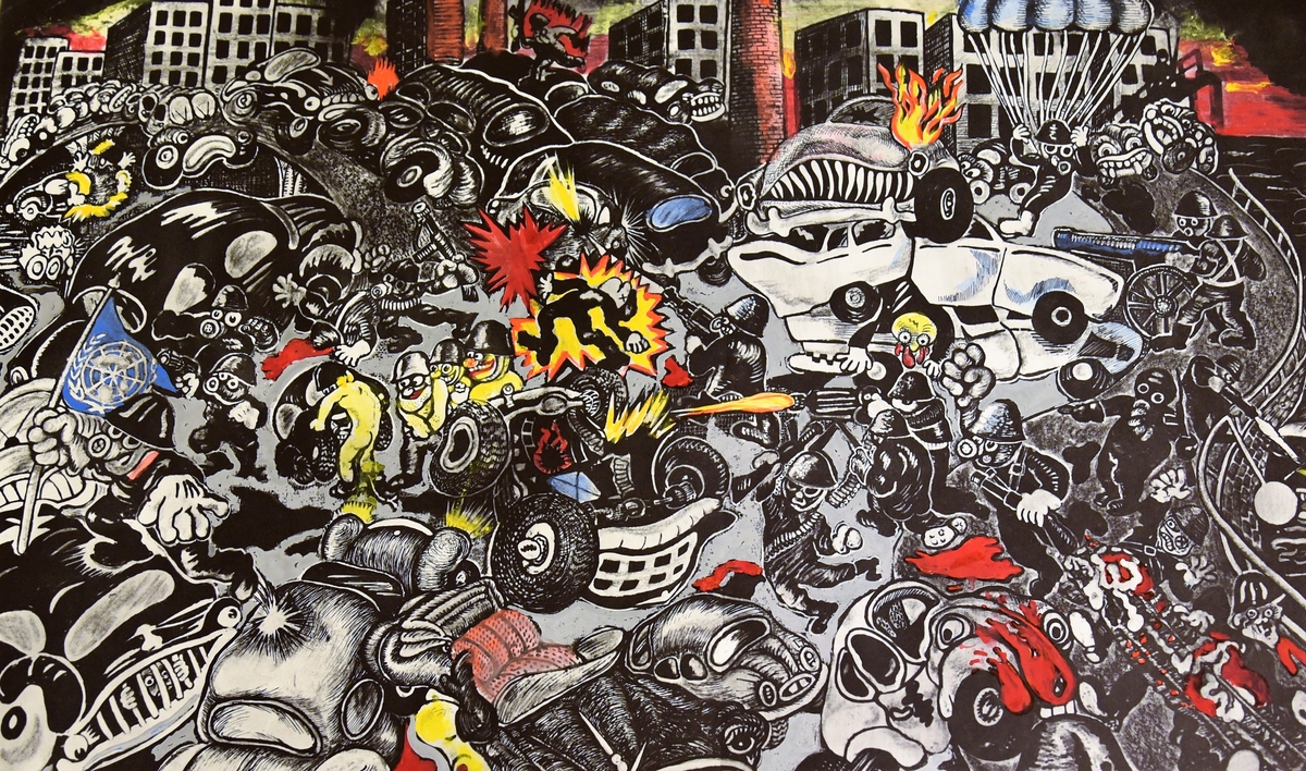 På en öppen plats i stadsmiljö för människor och bilar krig mot varann. Bilden går i svartvitt med accenter i rött, gult och blått.